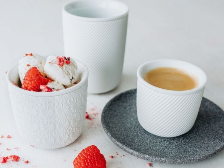 Double wall cup that retains heat