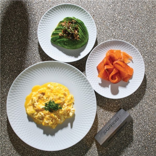 Purity Reflections talíř mělký se širokým okrajem, relief 30 cm