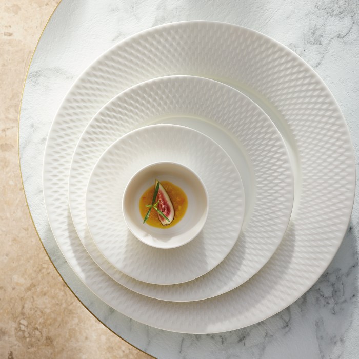 Plate flat round wide rim embossed 30cm