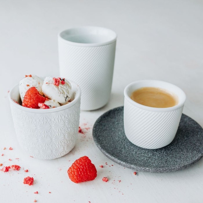 DOUBLEWALLS TWIST glazed porcelain double-walled cup, 180 ml