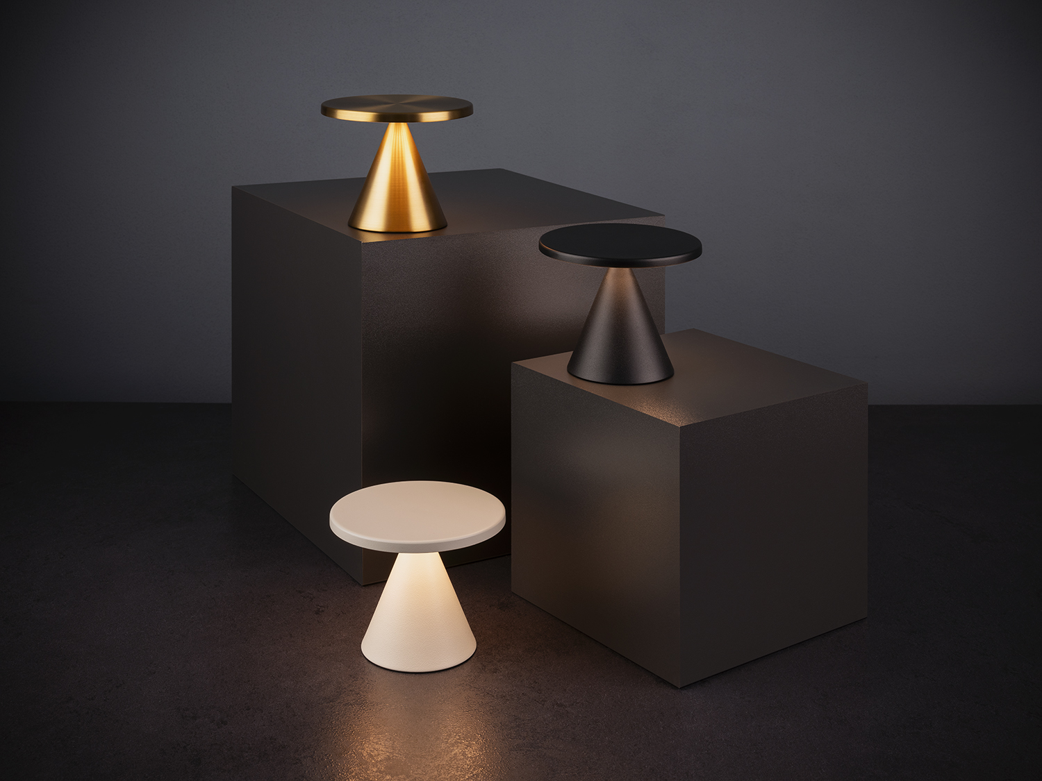 lampa stolní CONE MINI, kov, zlatá, pr. 13 cm, v. 11,5 cm